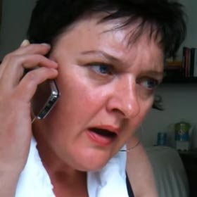 Loes belt met haar kleinkind Doe maar telefoon maar aan mama geven